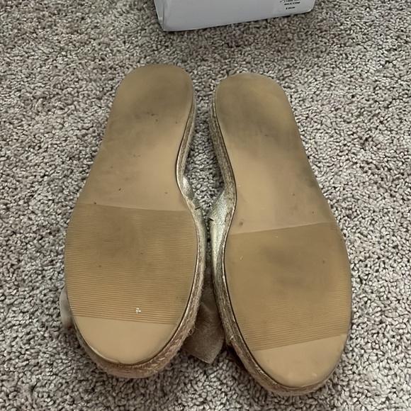 Gold sandals worn once! Size 9.5 - Picture 3 of 4